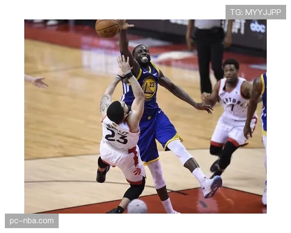 特写:追梦格林指挥防守落位,勇士成功防成24秒违例 特写:追梦格林指挥防守落位,勇士成功防成24秒违例